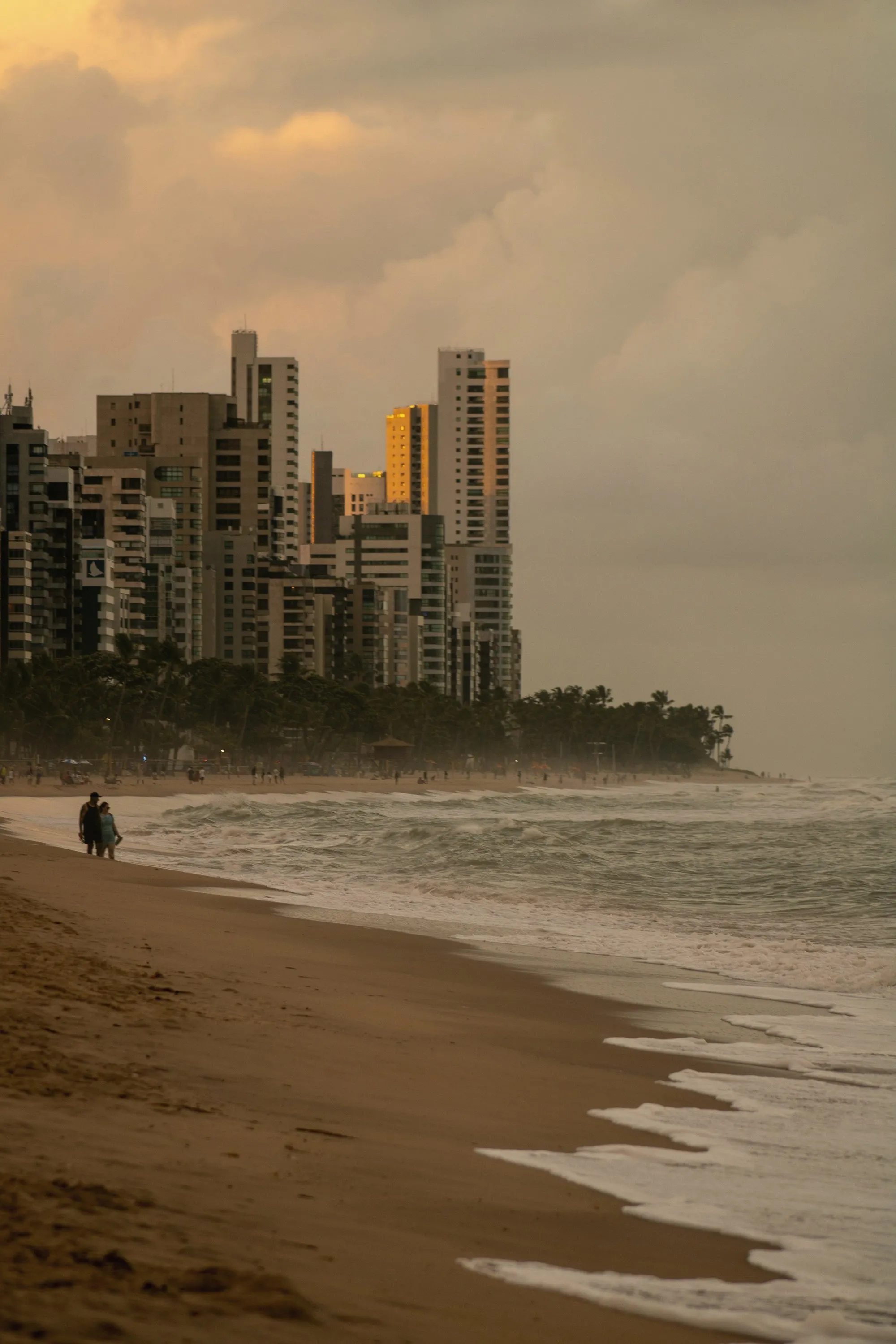 Praia de Boa Viagem com os prédios da orla ao pôr do sol